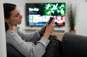 La extraña costumbre digital de jugar mientras ocurre un evento virtual